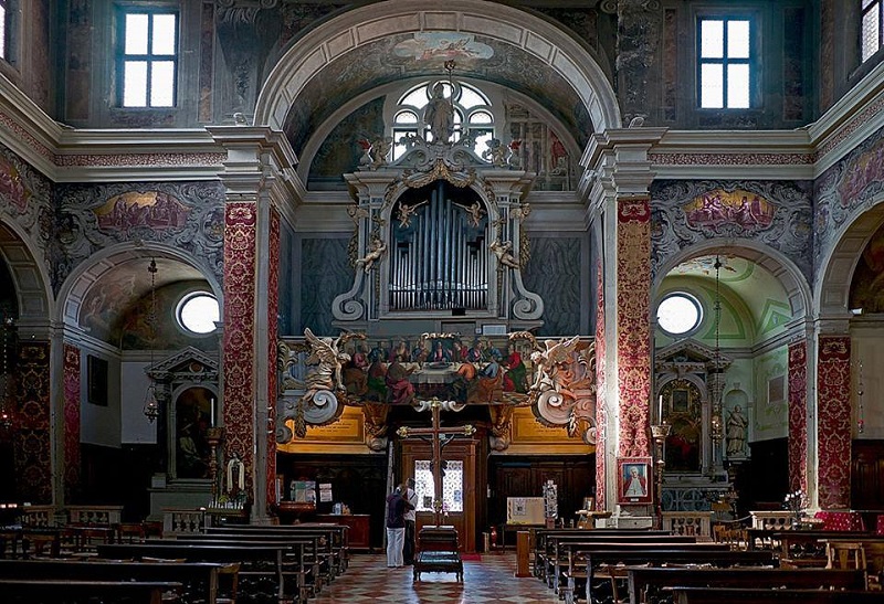 Коледни празници се ражда от нуждата от реставриране на старинния орган, който се намира в църквата „Сан Мартино”. Инструментът е произведение на изкуството  от 1737 година, блестящ пример за музикалната технология на 18-ти век, на който са свирили Вивалди, Моцарт и Галупи. 