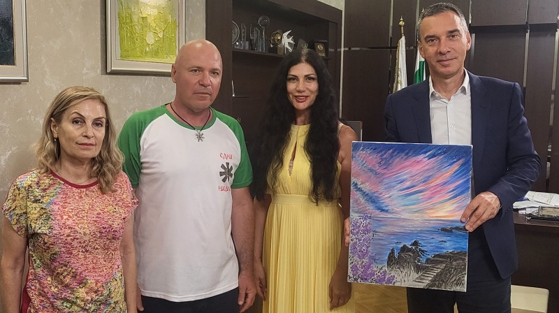 Творци от четири континента си дават среща в Бургас с изложбата „Българско присъствие: цветове и истории“