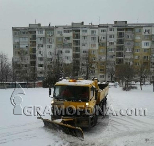 Три катастрофи по пътя Бургас – Варна, лека кола се заби в снегорин