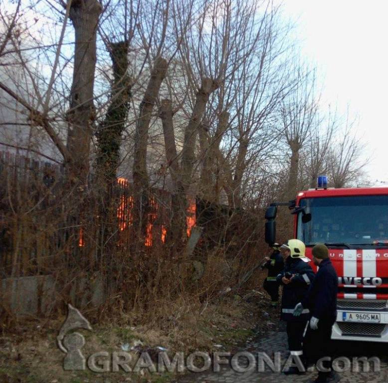 Горят старите сгради на стадиона