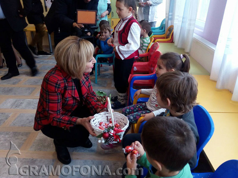 Мая Манолова при децата в Черни връх