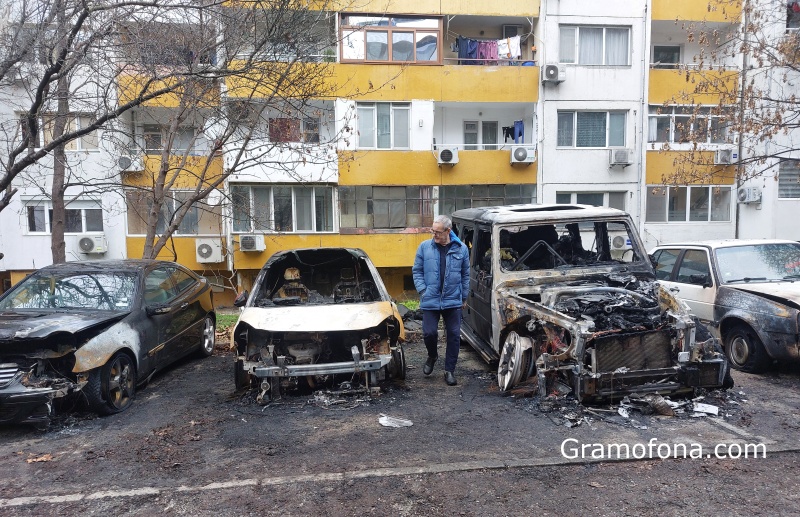 Четири автомобила горяха в „Славейков“