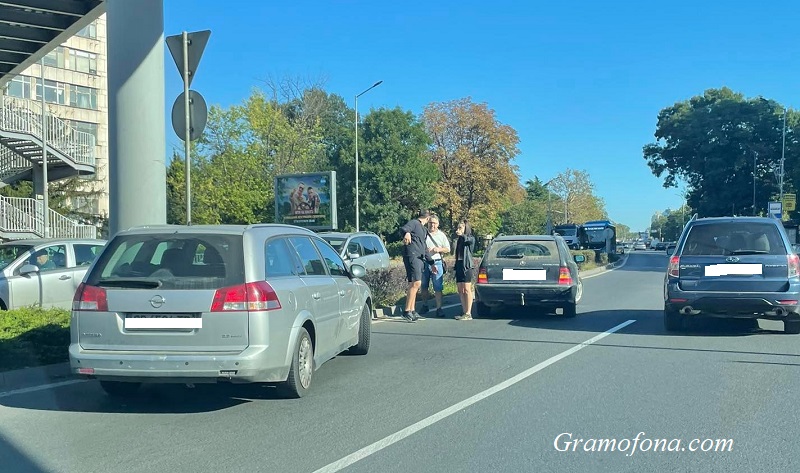 Внимавайте на Трапезица, катастрофа затруднява трафика