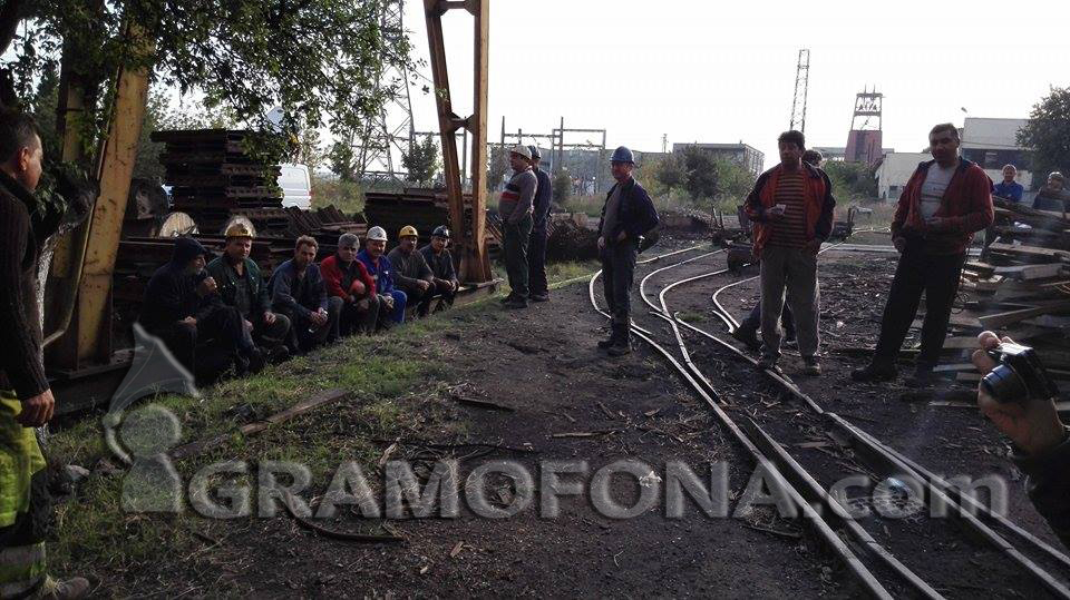 В мина Черно море вместо заплати им връчват заповеди за уволнение