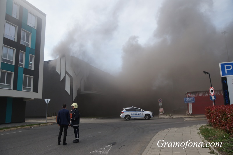 Вижте големия пожар в магазин „Зора“ в Бургас