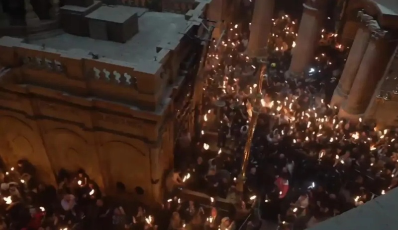 Благодатният огън слезе в храма на Божи гроб в Йерусалим