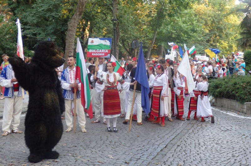 Мечка танцува на центъра на Созопол