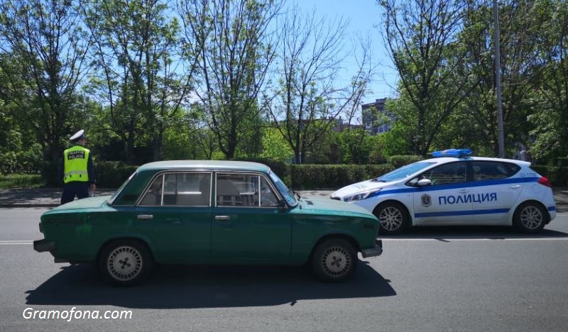 Шофьор с Лада помете ученик на пешеходна пътека в Бургас