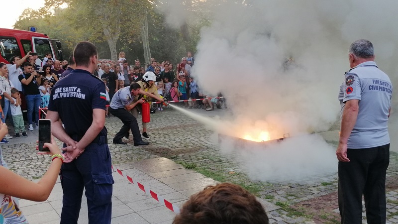 Бургаските огнеборци с впечатляващи демонстрации на Пантеона