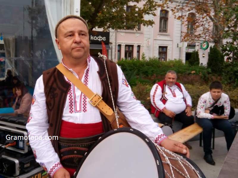 Кметът на Калофер би тъпана в центъра на Бургас