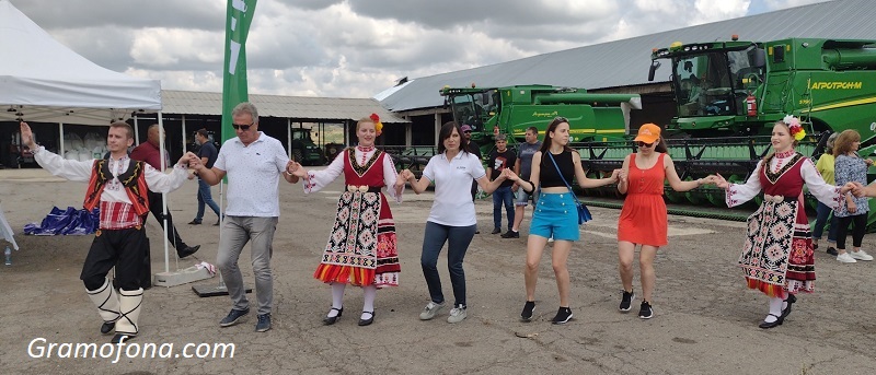 С хоро и пожелание за слънце откриха жътвената кампания в Бургаско (видео)