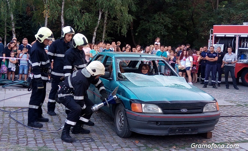 Търсят се пожарникари, спасители и водолази за Бургас