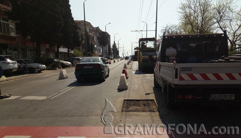 Режат и кърпят централен булевард, шофирайте внимателно