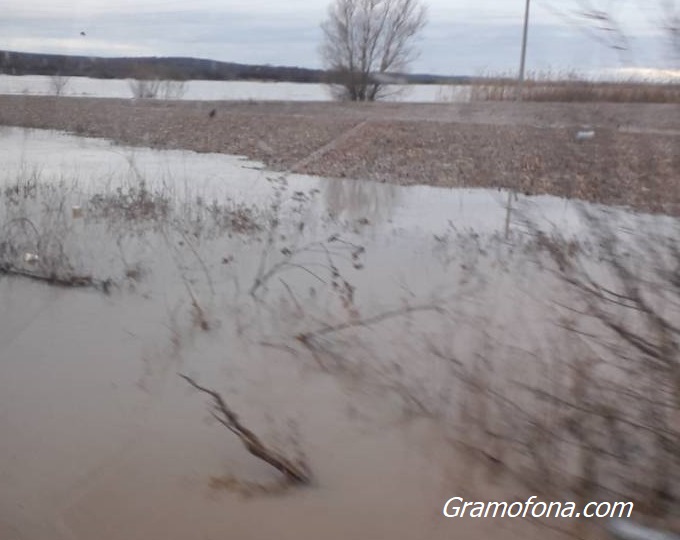 В Димчево си отдъхнаха: Водата плавно се изтегля от наводненото землище