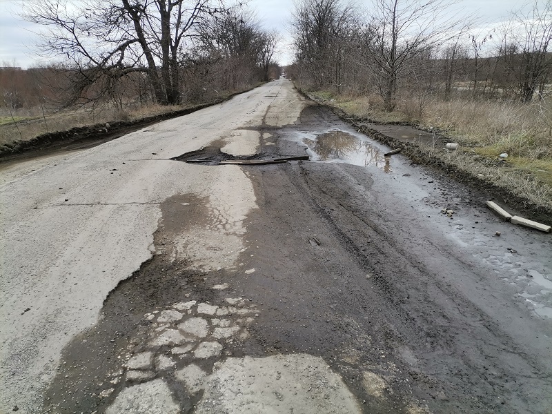 Вижте пътя от Дебелт до затворническото общежитие, пълнят дупките с летви, за да не пропадат колите