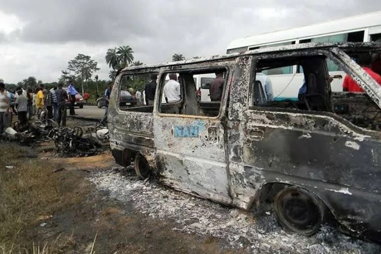 12 деца изгоряха в автобус по път за училище