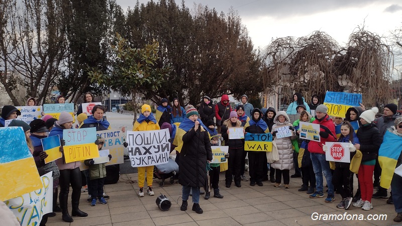 Украинци се молят за мир в Бургас, а българи се карат за Донбас