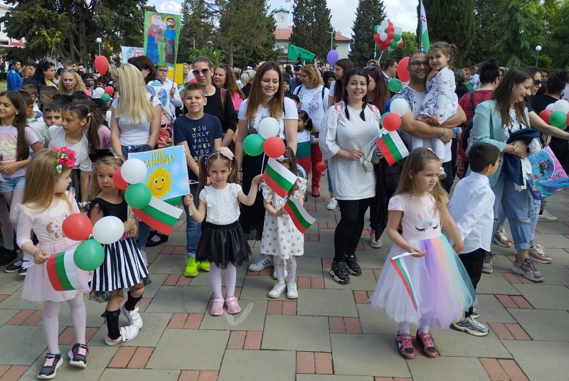 Уникален празник в Камено, възродиха шествието за 24 май 