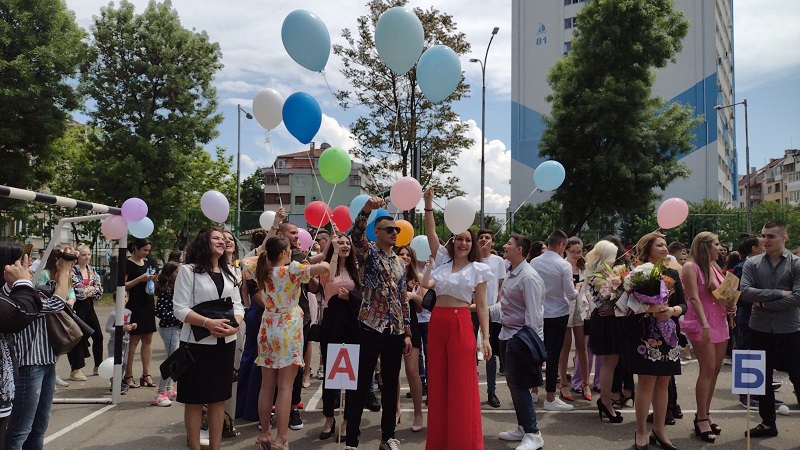 Прекрасните абитуриенти на Руската просълзиха учителите си