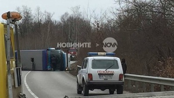 Автобус се заби в лека кола, трима загинаха