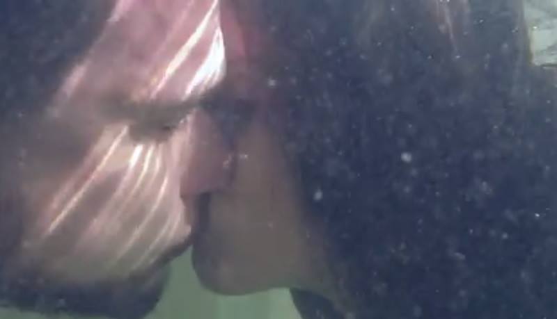 Сватбена целувка на Янислава и Станислав под водата