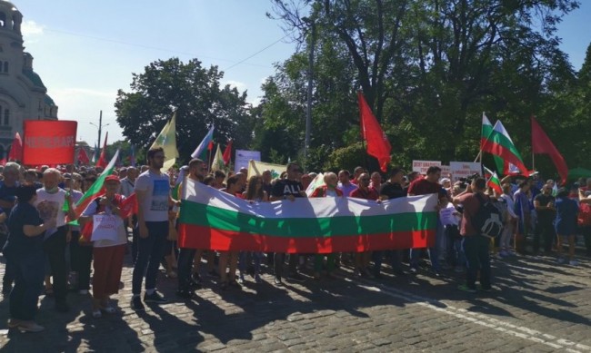 Членове и симпатизанти на БСП на шествие по столичните улици