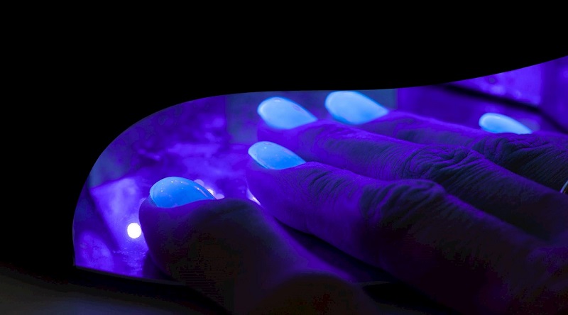 Притеснително: UV лампите за изпичане на гел лак могат да доведат до рак?