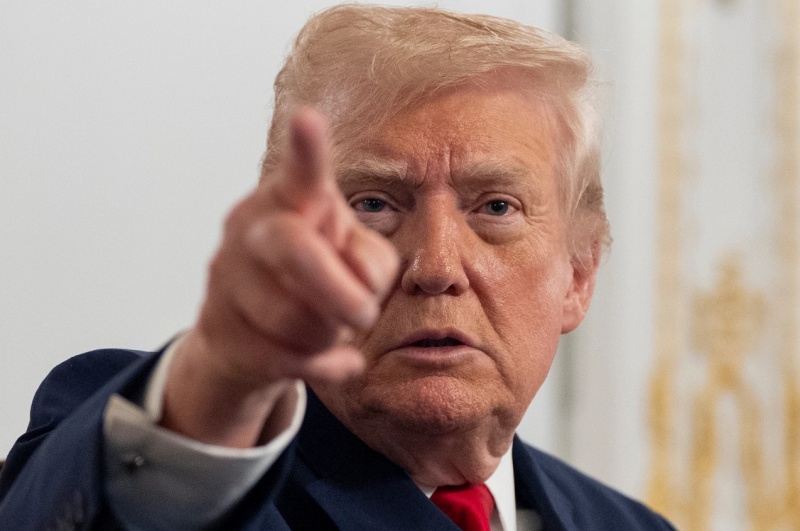 Тръмп отмени всички укази, подписани от Байдън с автописалка