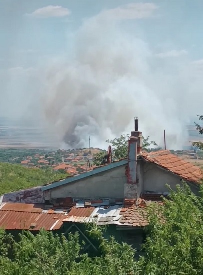 Голям пожар между Банево и Ветрен, пътят е затворен