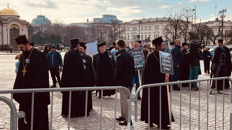 Разделени на две групи - свещеници са на молитвено бдение в София