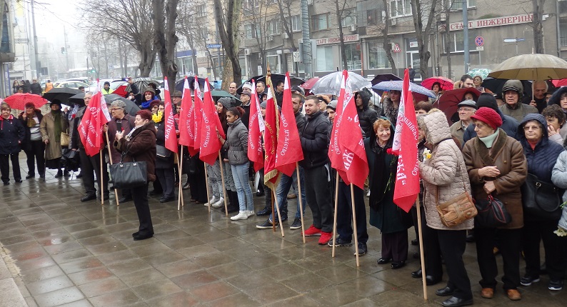 Дъждът не спря тракийци да почетат паметта на предците си