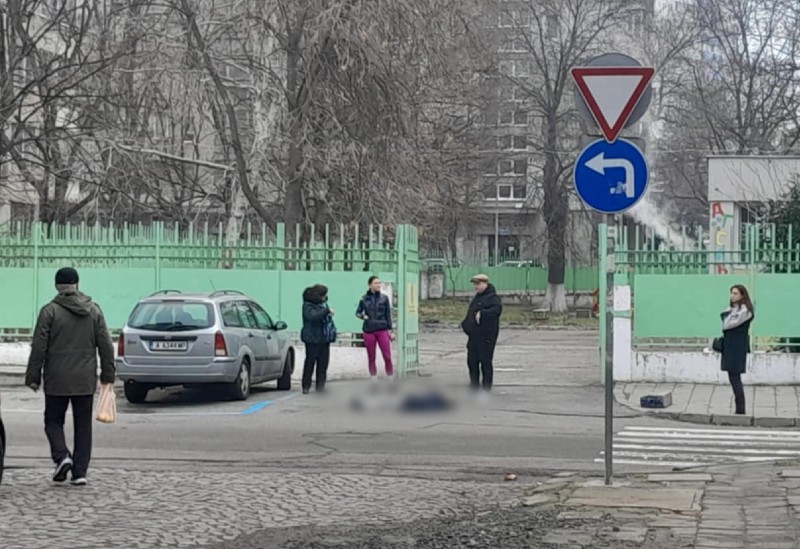 Жена припадна пред входа на детска градина в Бургас