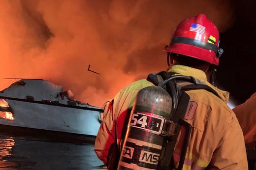 Туристическо корабче пламна в Калифорния, има много жертви