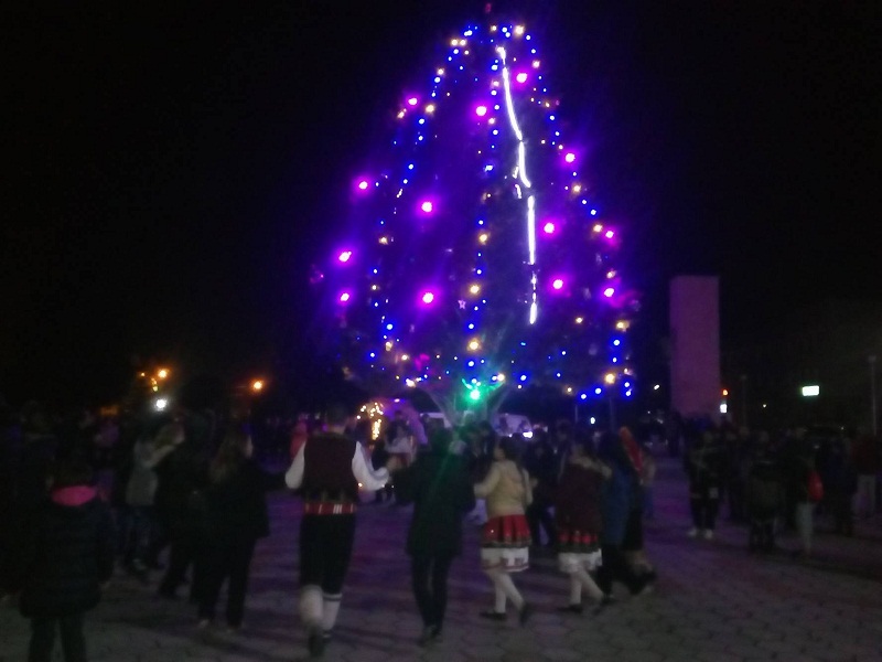 В Камено не се уплашиха от студа, стотици се събраха на площада, за да видят как грейва елхата