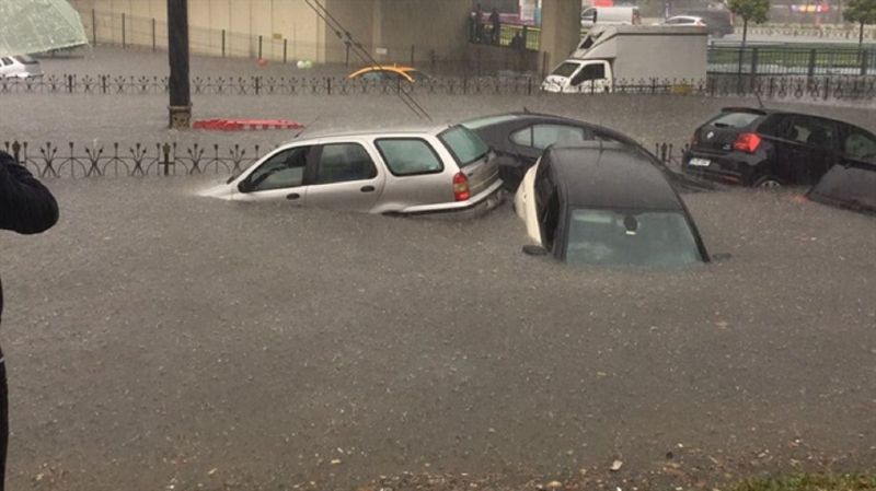 Поройни дъждове заляха Истанбул, цели квартали са под вода 