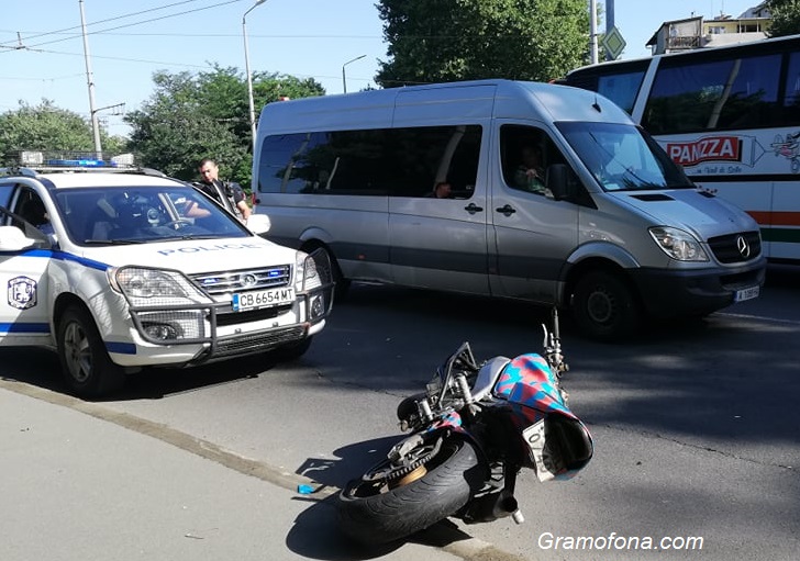 Моторист катастрофира и избяга след гонка с полицията