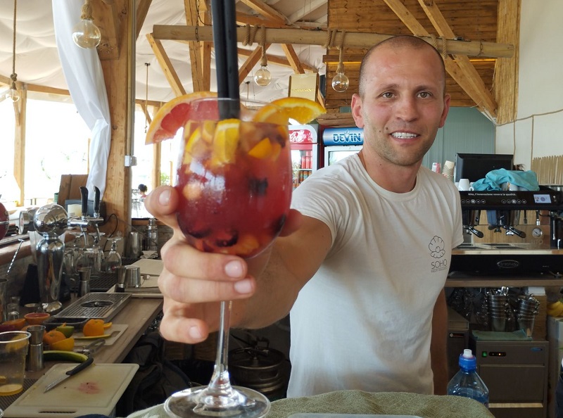 Супер летни изненади на SohoBeach в Сарафово, днес ви показваме как се прави сангрия