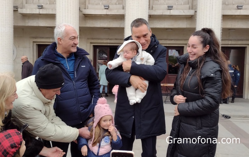 Кметът прегърна най-малкия Николай на общата снимка с имениците