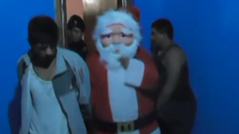 Спецполицаи, облечени като Дядо Коледа, арестуваха наркотрафиканти