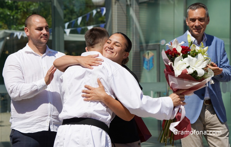 Бургас посрещна с цветя олимпийското „цвете“ Ивет Горанова