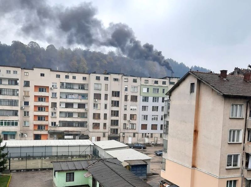 Черен дим обгазява балканското градче Троян