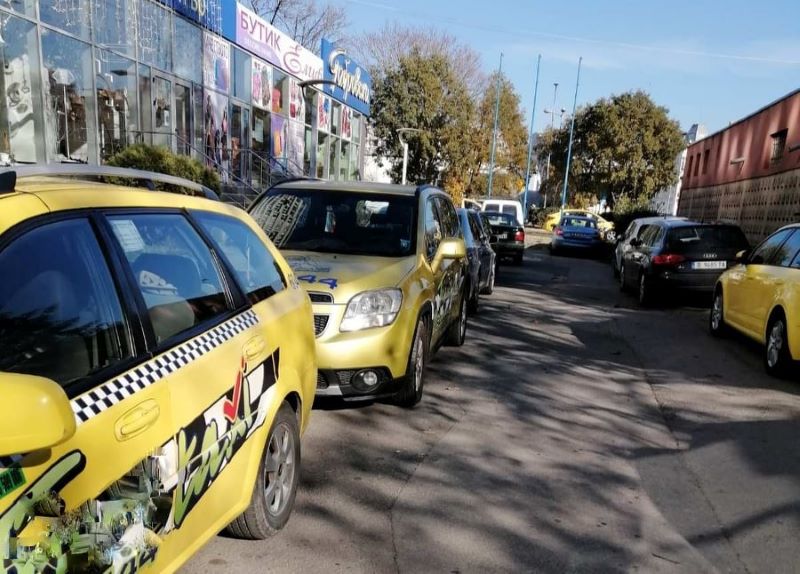 Таксиметрови шофьори на протест в шест града в защита на техен колега, прострелян преди 7 години