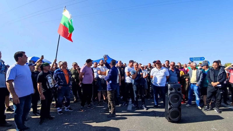 Блокадата на магистралата продължава седми ден