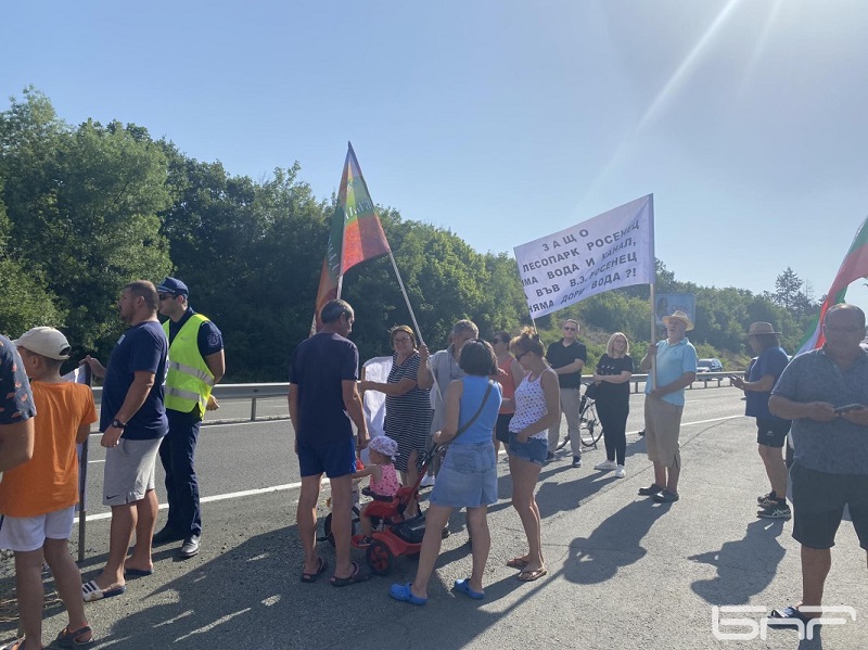 На мирен протест излязоха десетки собственици на имоти във вилна зона "Росенец"