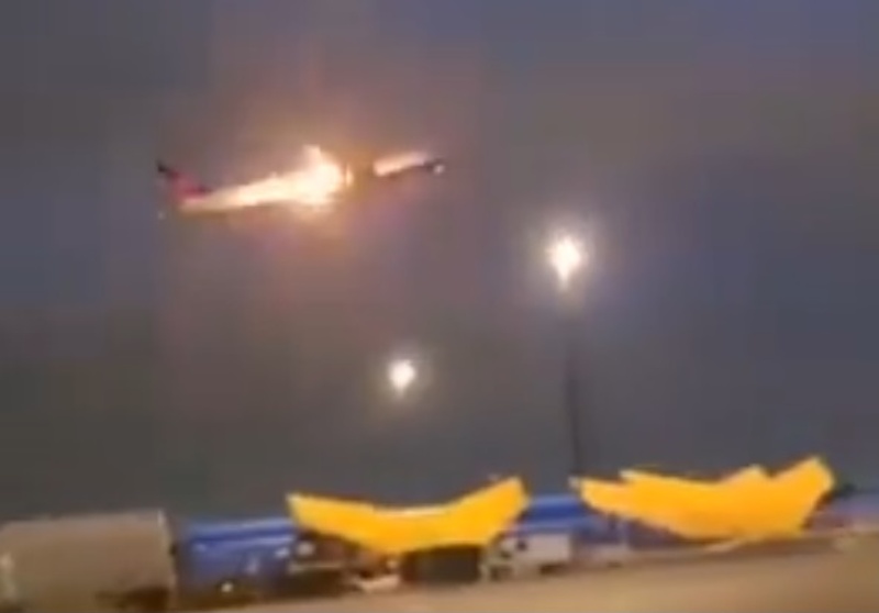 Самолет с 389 пътници се запали във въздуха