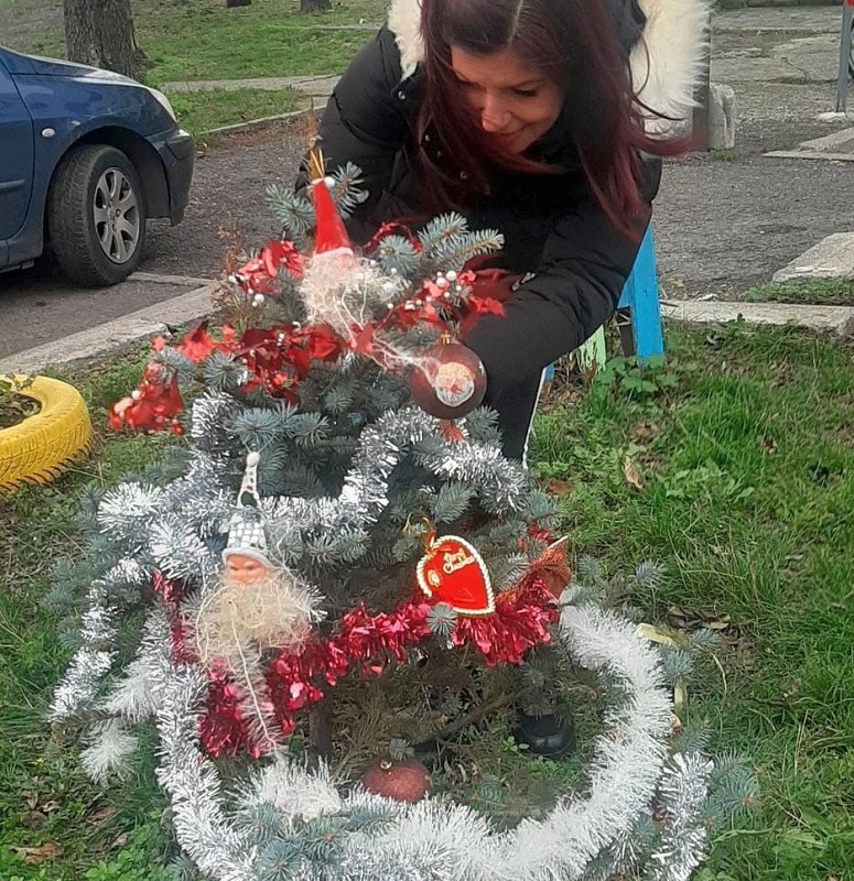 Бургаски журналист постави коледна елха до блока 