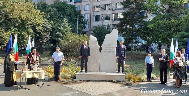 Кметът и вътрешният министър откриха паметника на бургаските полицаи Йордан Илиев и Атанас Градев