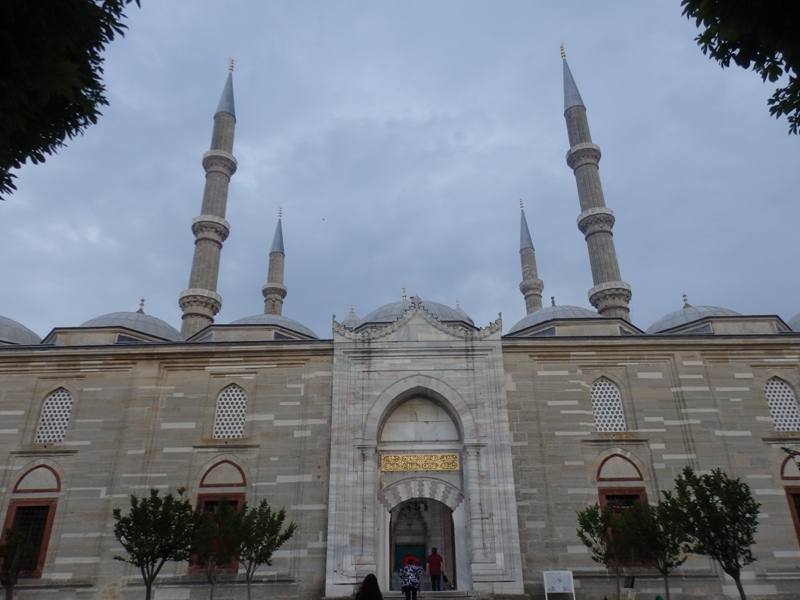 В Турция затварят кина, театри и кафенета заради коронавируса