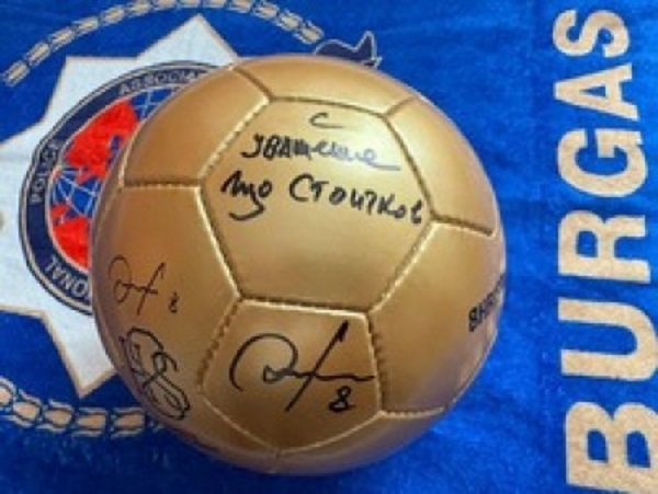 Разиграват футболна топка, подписана от Христо Стоичков, на благотворителен търг в Бургас