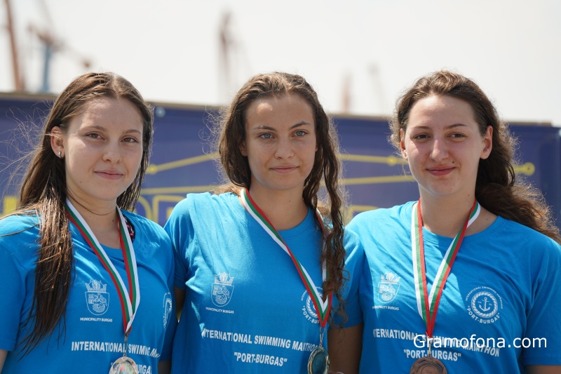 Три красавици триумфираха на плувния маратон в Бургас (СНИМКИ)